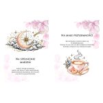 Otwarty album na pieniądze pokazujący dwie wewnętrzne strony: po lewej ilustracja złotego półksiężyca w chmurach z gwiazdami i napis 'Na spełnienie marzeń', po prawej ilustracja filiżanki kawy z latte art, ciastkami i napis 'Na małe przyjemności', na tle delikatnych różowych kwiatów.