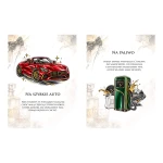 Otwarty album na pieniądze pokazujący dwie wewnętrzne strony. Po lewej stronie znajduje się ilustracja czerwonego sportowego kabriota z napisem 'NA SZYBKIE AUTO' oraz życzeniem poniżej. Po prawej stronie widoczna jest grafika zielonej pompy benzynowej z kanistrem i napisem 'NA PALIWO' wraz z odpowiednim życzeniem. Tło stron zdobią delikatne akwarelowe wzory w kolorach złotym i szarym oraz ilustracja kieliszka z alkoholem.