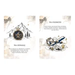 Otwarty album na pieniądze pokazujący dwie wewnętrzne strony z ilustracjami: po lewej kompas i góry z napisem 'Na odwagę', po prawej samolot, globus i mapa z napisem 'Na podróże', obok butelki alkoholu