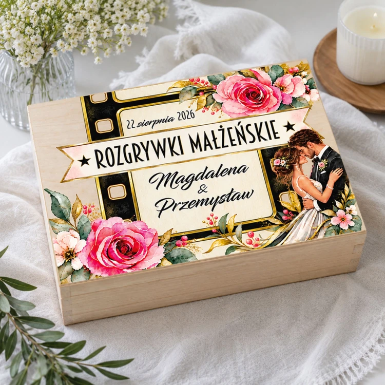 Drewniane pudełko na pieniądze z kolorowym nadrukiem UV przedstawiającym parę młodą, kwiaty oraz napis 'Rozgrywki Małżeńskie' z miejscem na personalizację imion i daty
