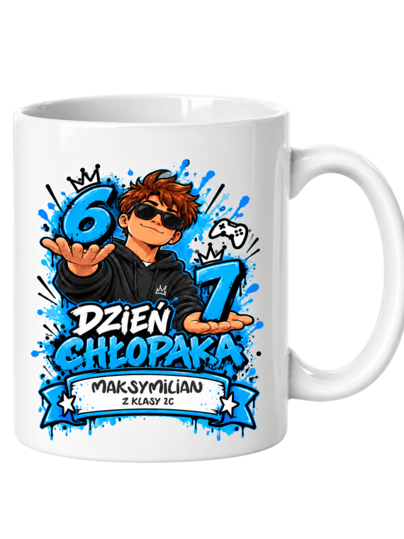 Biały ceramiczny kubek z kolorowym nadrukiem przedstawiającym postać chłopaka w okularach, liczby 6 i 7 oraz tekst 'Dzień Chłopaka' z widocznym miejscem na personalizację imienia i klasy.