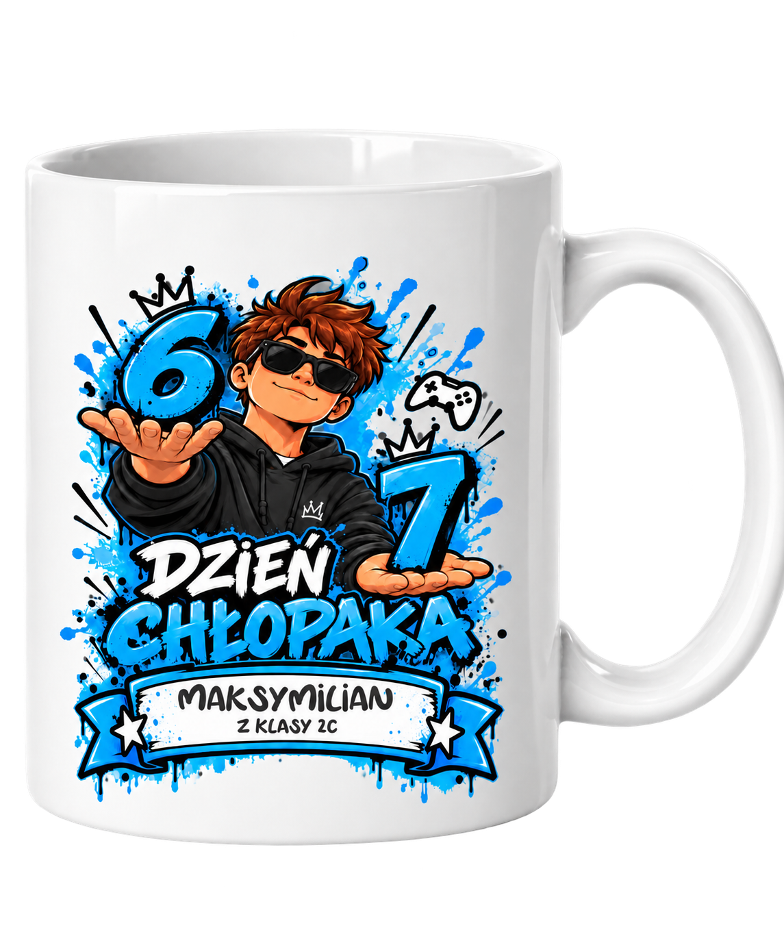 Kubek ceramiczny z nadrukiem graficznym i personalizowanym napisem Biały ceramiczny kubek z kolorowym nadrukiem przedstawiającym postać chłopaka w okularach, liczby 6 i 7 oraz tekst 'Dzień Chłopaka' z widocznym miejscem na personalizację imienia i klasy.
